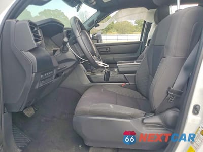 Zdjęcie 7 z 12 samochodu: 2025 TOYOTA TUNDRA SR VIN:5TFKB5DA8SX273653 - miniatura