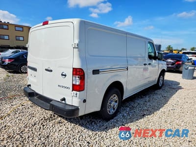 Trzecie zdjęcie samochodu z tyłu: 2021 NISSAN NV 2500 HD SV VIN:1N6BF0KY6MN809972 - miniatura