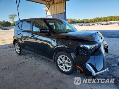 Czwarte zdjęcie samochodu z boku: 2023 KIA SOUL S VIN:KNDJ23AU6P7840142 - miniatura