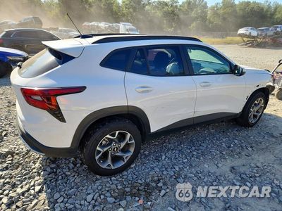 Trzecie zdjęcie samochodu z tyłu: 2025 CHEVROLET TRAX 1LT VIN:KL77LHEP2SC233791 - miniatura