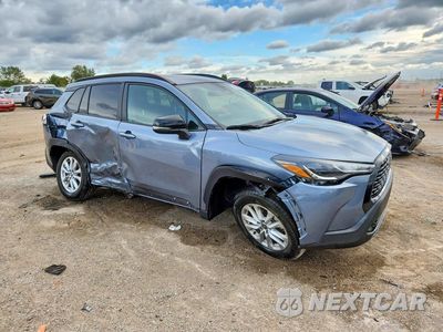 Czwarte zdjęcie samochodu z boku: 2025 TOYOTA COROLLA CROSS LE VIN:7MUCAABG1SV143135 - miniatura