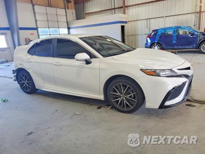 Czwarte zdjęcie samochodu z boku: 2023 TOYOTA CAMRY SE VIN:4T1G11AK2PU820385 - miniatura