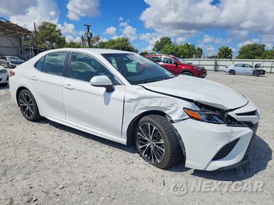 Czwarte zdjęcie samochodu z boku: 2018 TOYOTA CAMRY SE VIN:4T1B11HK2JU050115 - miniatura