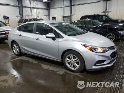 Czwarte zdjęcie samochodu z boku: 2017 CHEVROLET CRUZE LT VIN:1G1BE5SM0H7228812 - miniatura