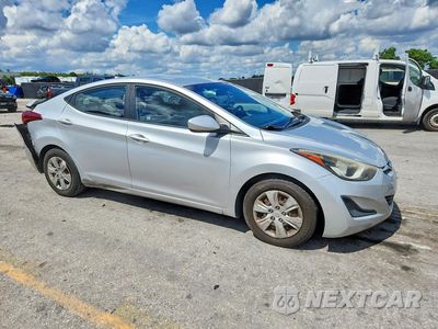Czwarte zdjęcie samochodu z boku: 2016 HYUNDAI ELANTRA SE VIN:KMHDH4AE8GU530940 - miniatura
