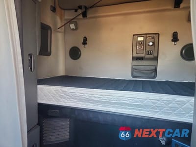 Zdjęcie 10 z 14 samochodu: 2019 VOLVO VN VNL - SEMI TRUCK VIN:4V4NC9EH7KN236476 - miniatura