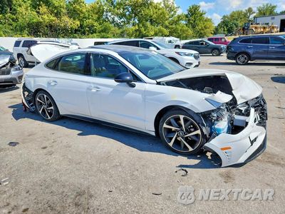 Czwarte zdjęcie samochodu z boku: 2023 HYUNDAI SONATA SEL PLUS VIN:KMHL44J29PA328302 - miniatura