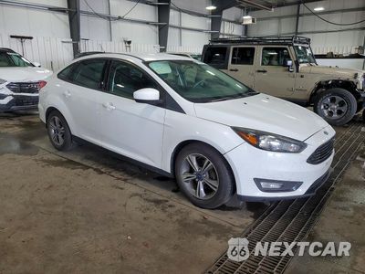 Czwarte zdjęcie samochodu z boku: 2018 FORD FOCUS SE VIN:1FADP3FEXJL233312 - miniatura