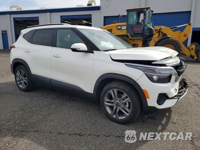 Czwarte zdjęcie samochodu z boku: 2022 KIA SELTOS S VIN:KNDEU2AAXN7260062 - miniatura