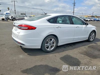 Trzecie zdjęcie samochodu z tyłu: 2018 FORD FUSION SE HYBRID VIN:3FA6P0LU0JR172105 - miniatura