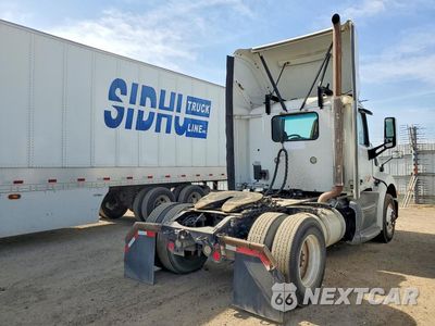 Trzecie zdjęcie samochodu z tyłu: 2016 PETERBILT 579 SEMI TRUCK VIN:1XPBA48X2GD339794 - miniatura