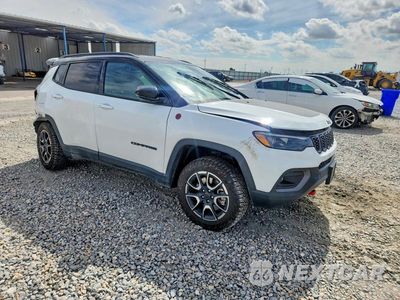Czwarte zdjęcie samochodu z boku: 2025 JEEP COMPASS TRAILHAWK VIN:3C4NJDDN3ST520893 - miniatura