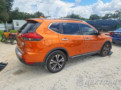 Trzecie zdjęcie samochodu z tyłu: 2017 NISSAN ROGUE SL VIN:5N1AT2MT7HC836616 - miniatura