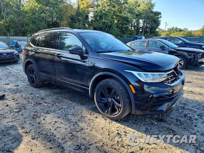 Czwarte zdjęcie samochodu z boku: 2024 VOLKSWAGEN TIGUAN SE R-LINE BLACK VIN:3VV8B7AXXRM009172 - miniatura