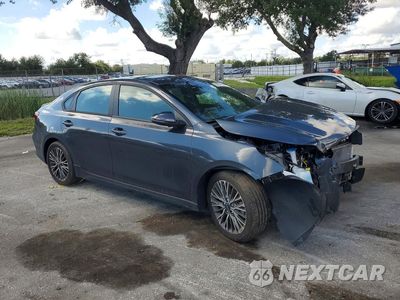 Czwarte zdjęcie samochodu z boku: 2024 KIA FORTE GT LINE VIN:3KPF54AD6RE829275 - miniatura