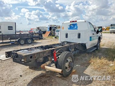 Trzecie zdjęcie samochodu z tyłu: 2022 CHEVROLET SILVERADO C3500 VIN:1GB3WRE73NF327135 - miniatura