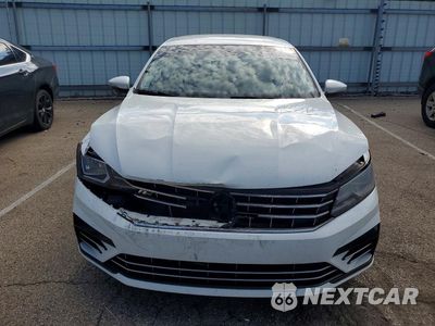 Piąte zdjęcie samochodu w środku: 2017 VOLKSWAGEN PASSAT R-LINE VIN:1VWDT7A32HC031395 - miniatura