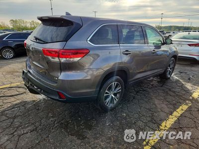 Trzecie zdjęcie samochodu z tyłu: 2018 TOYOTA HIGHLANDER LE PLUS VIN:5TDZZRFH7JS256813 - miniatura