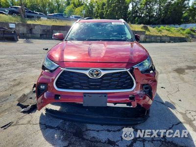 Piąte zdjęcie samochodu w środku: 2022 TOYOTA HIGHLANDER XLE VIN:5TDGZRBH2NS569142 - miniatura