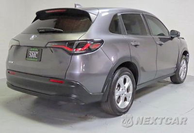 Trzecie zdjęcie samochodu z tyłu: 2024 HONDA HR-V LX VIN:3CZRZ1H32RM737142 - miniatura