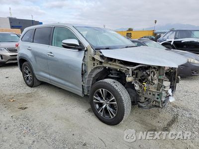 Czwarte zdjęcie samochodu z boku: 2018 TOYOTA HIGHLANDER LE VIN:5TDZARFH3JS034342 - miniatura