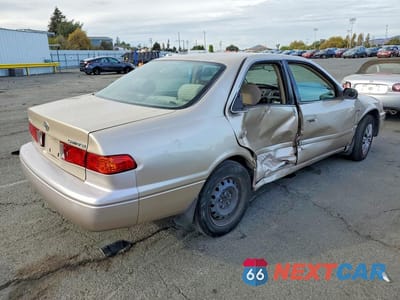 Trzecie zdjęcie samochodu z tyłu: 2001 TOYOTA CAMRY LE VIN:JT2BG22K010570508 - miniatura