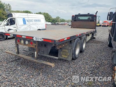 Trzecie zdjęcie samochodu z tyłu: 2013 FREIGHTLINER BUSINESS CLASS M2 FLATBED TRUCK VIN:1FVHCYBS9DHFA3026 - miniatura