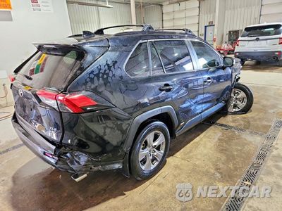 Trzecie zdjęcie samochodu z tyłu: 2025 TOYOTA RAV4 HYBRID XLE VIN:JTMRWRFV6SD602197 - miniatura