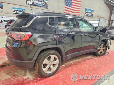 Trzecie zdjęcie samochodu z tyłu: 2020 JEEP COMPASS LATITUDE VIN:3C4NJDBB5LT133420 - miniatura