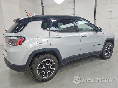Trzecie zdjęcie samochodu z tyłu: 2025 JEEP COMPASS TRAILHAWK VIN:3C4NJDDN6ST559333 - miniatura