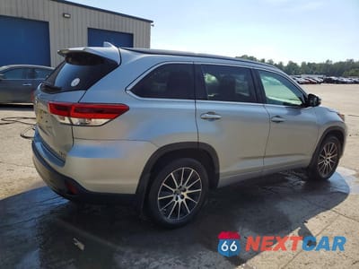 Trzecie zdjęcie samochodu z tyłu: 2017 TOYOTA HIGHLANDER SE VIN:5TDJZRFH4HS416301 - miniatura