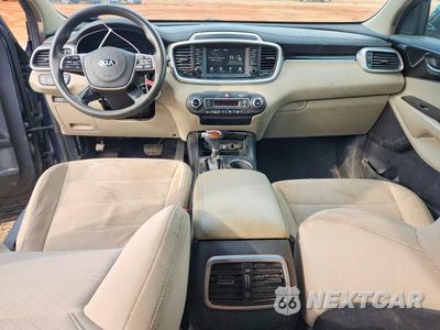 Zdjęcie 8 z 14 samochodu: 2019 KIA SORENTO LX V6 VIN:5XYPGDA54KG552741 - miniatura