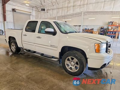 Czwarte zdjęcie samochodu z boku: 2008 GMC NEW SIERRA K1500 DENALI VIN:2GTEK638781290094 - miniatura