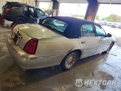 Trzecie zdjęcie samochodu z tyłu: 1999 LINCOLN TOWN CAR SIGNATURE VIN:1LNHM82W8XY635126 - miniatura