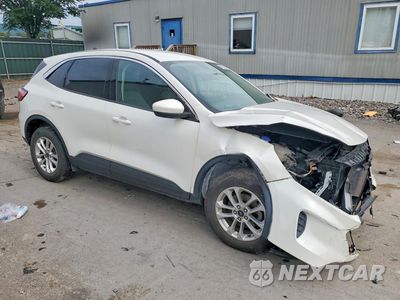 Czwarte zdjęcie samochodu z boku: 2020 FORD ESCAPE SE VIN:1FMCU9G6XLUC15815 - miniatura