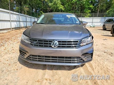 Piąte zdjęcie samochodu w środku: 2016 VOLKSWAGEN PASSAT S VIN:1VWAT7A3XGC033591 - miniatura