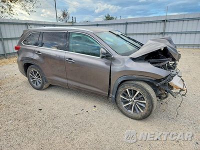 Czwarte zdjęcie samochodu z boku: 2018 TOYOTA HIGHLANDER XLE VIN:5TDKZRFHXJS547615 - miniatura
