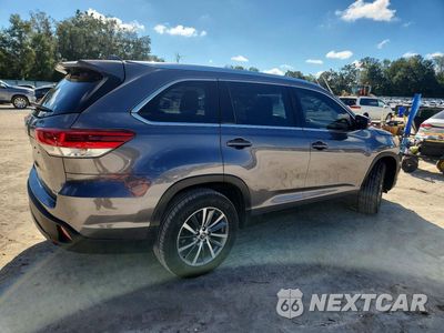 Trzecie zdjęcie samochodu z tyłu: 2019 TOYOTA HIGHLANDER HYBRID VIN:5TDKZRFH8KS359807 - miniatura