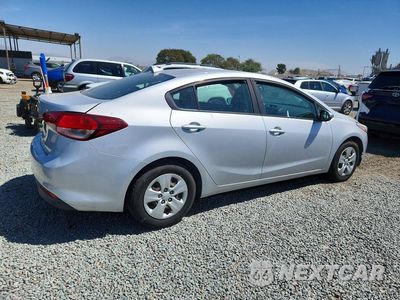 Trzecie zdjęcie samochodu z tyłu: 2017 KIA FORTE LX VIN:3KPFK4A73HE128727 - miniatura