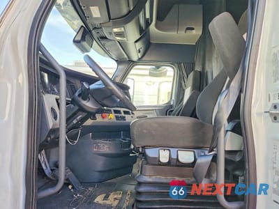 Zdjęcie 7 z 13 samochodu: 2021 FREIGHTLINER CASCADIA 126 SEMI TRUCK VIN:1FUJHHDV1MLMJ1180 - miniatura
