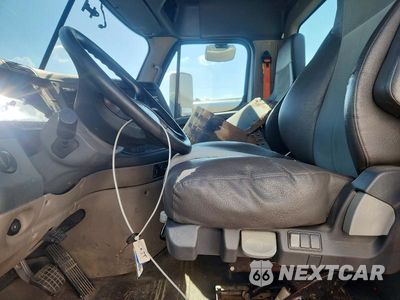 Zdjęcie 7 z 13 samochodu: 2019 FREIGHTLINER CASCADIA 113 SEMI TRUCK VIN:3AKJGBDV1KSKD0206 - miniatura