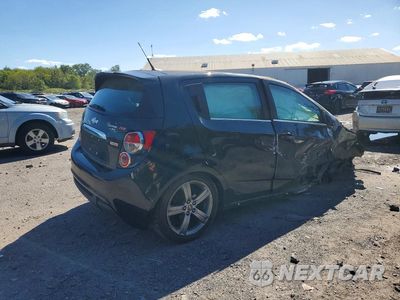 Trzecie zdjęcie samochodu z tyłu: 2013 CHEVROLET SONIC VIN:1G1JG6SB2D4144691 - miniatura