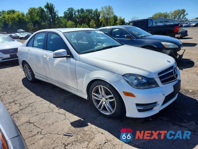 Czwarte zdjęcie samochodu z boku: 2014 MERCEDES-BENZ C 300 4MATIC VIN:WDDGF8AB9EG177615 - miniatura
