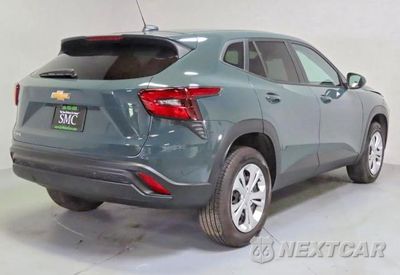 Trzecie zdjęcie samochodu z tyłu: 2025 CHEVROLET TRAX LS VIN:KL77LFEP7SC293442 - miniatura