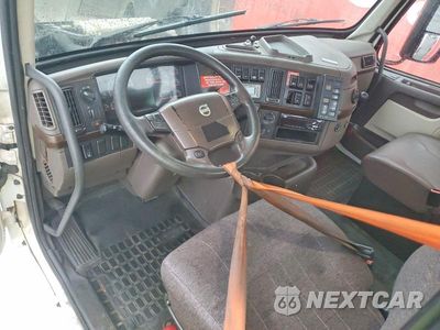 Zdjęcie 8 z 13 samochodu: 2018 VOLVO VNL SEMI TRUCK VIN:4V4N39TG6JN892435 - miniatura