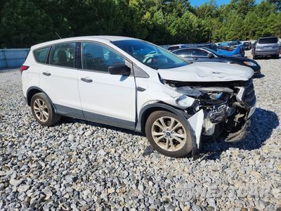 Czwarte zdjęcie samochodu z boku: 2018 FORD ESCAPE S VIN:1FMCU0F7XJUB95858 - miniatura