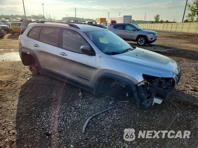 Czwarte zdjęcie samochodu z boku: 2019 JEEP CHEROKEE TRAILHAWK VIN:1C4PJMBNXKD161351 - miniatura