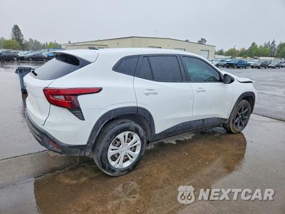 Trzecie zdjęcie samochodu z tyłu: 2024 CHEVROLET TRAX LS VIN:KL77LFE22RC051303 - miniatura