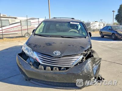 Piąte zdjęcie samochodu w środku: 2017 TOYOTA SIENNA XLE 7-PASSENGER VIN:5TDDZ3DC5HS154404 - miniatura