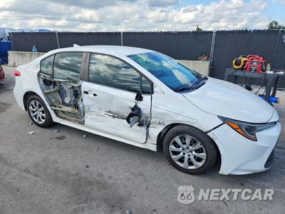 Czwarte zdjęcie samochodu z boku: 2021 TOYOTA COROLLA LE VIN:5YFEPMAEXMP239411 - miniatura